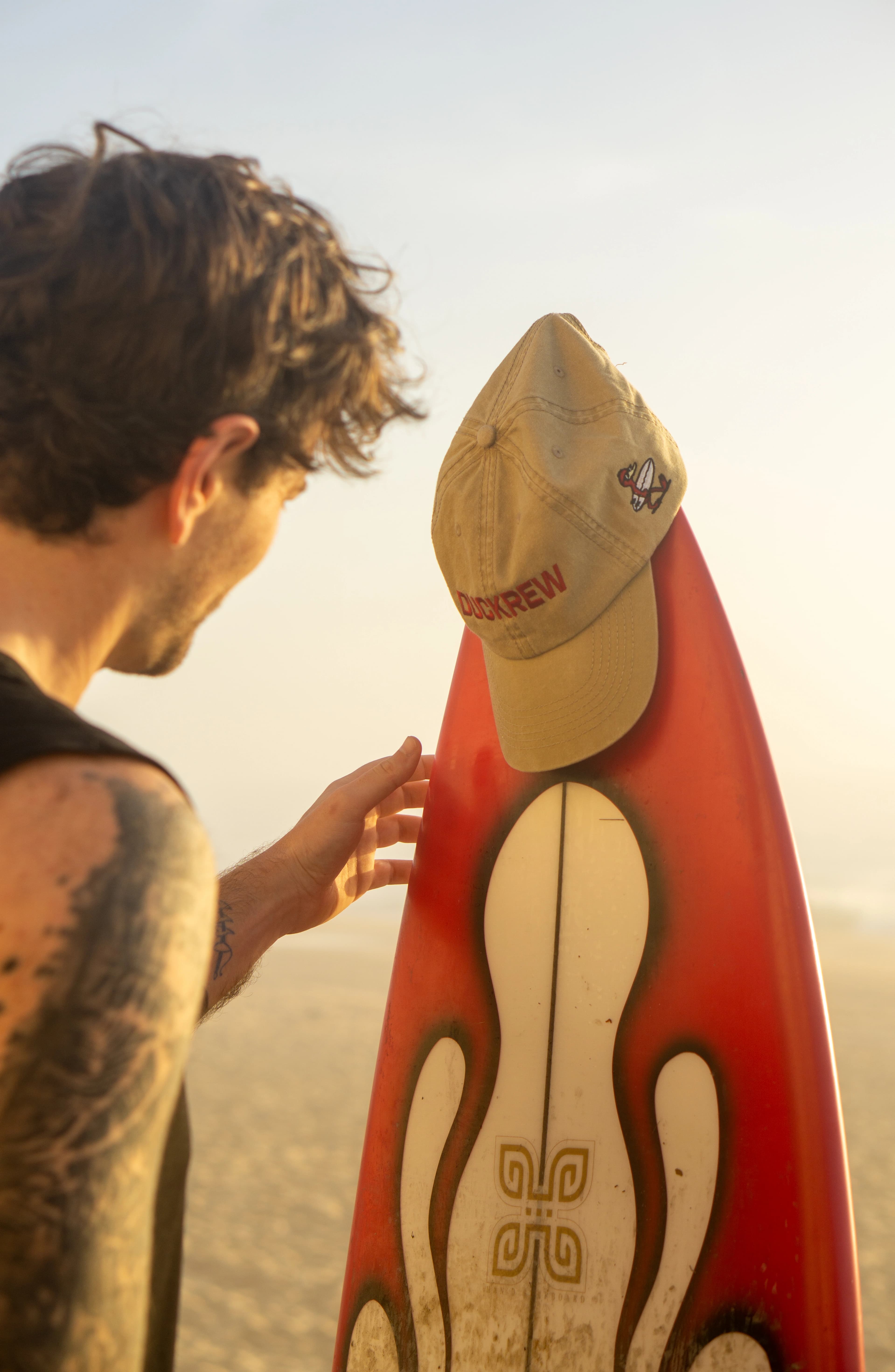 LA DUCK CAP — vue profil, broderie DUCKREW rouge bien visible sur le front