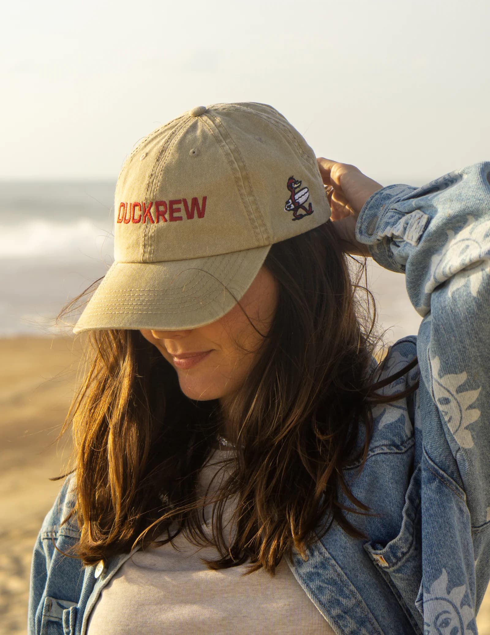 LA DUCK CAP posée sur le nose d'une planche de surf rouge
